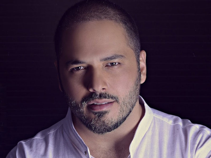 صورة رامي عياش وهو يغسل قدمي والده  تثير ضجة على مواقع التواصل